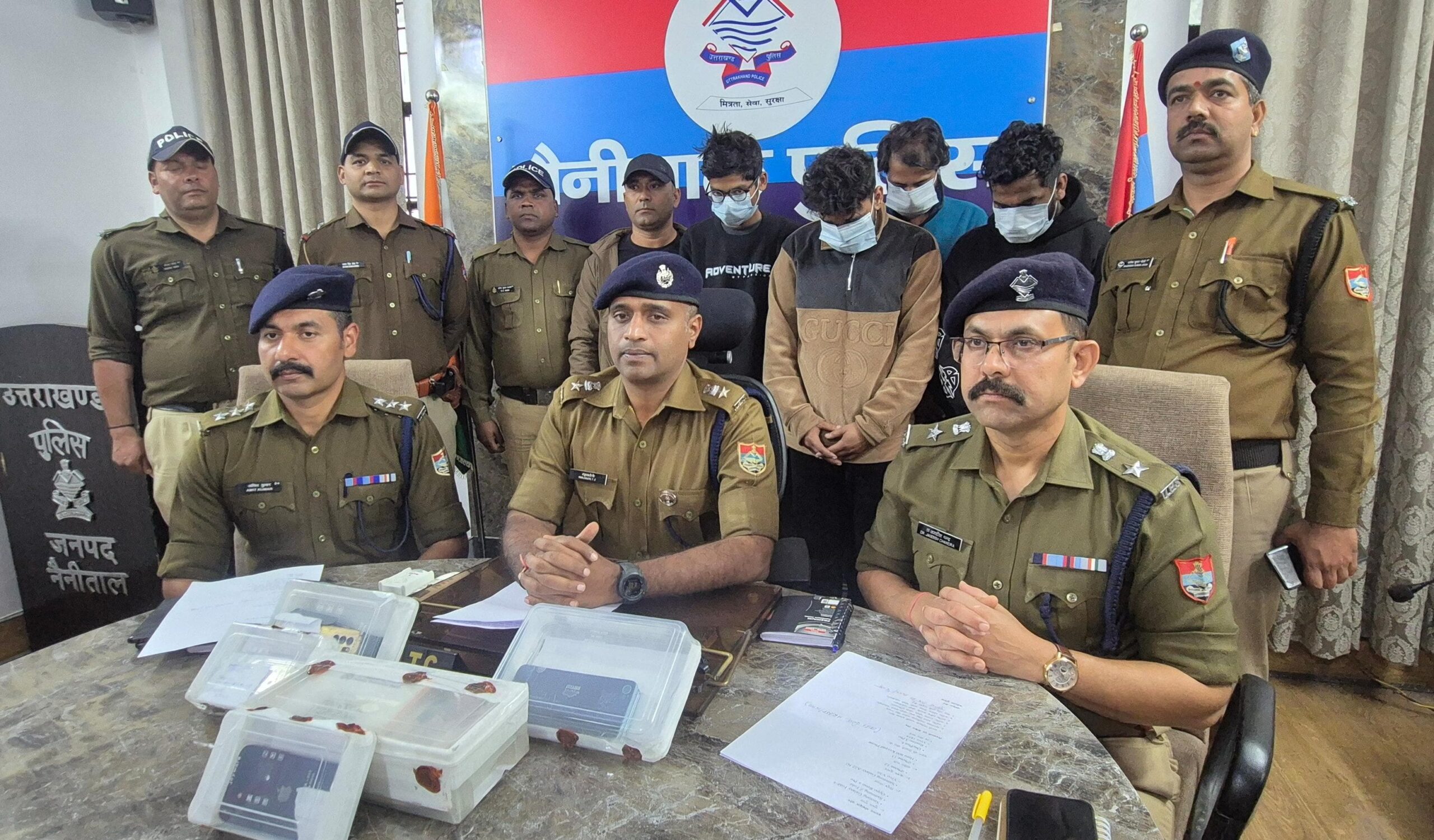 Nainital: नैनीताल पुलिस की बड़ी कार्रवाई में APK फ़ाइल साइबर फ्रॉड गैंग के 4 सदस्य गिरफ्तार, ₹3.37 करोड़ का लेनदेन उजागर