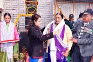 बागेश्वर में विजय दिवस पर शहीद सैनिकों को श्रद्धांजलि देते अधिकारी