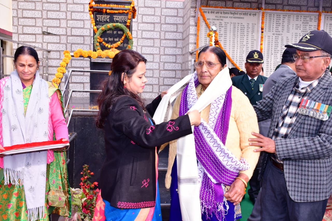 बागेश्वर में विजय दिवस पर शहीद सैनिकों को श्रद्धांजलि देते अधिकारी
