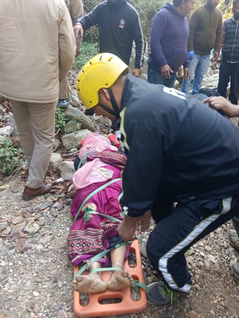 Bhowali: भवाली में दर्शन को जा रहे श्रद्धालुओं की कार दुर्घटनाग्रस्त, तीन की मौत छह घायल, SDRF ने किया रेस्क्यू