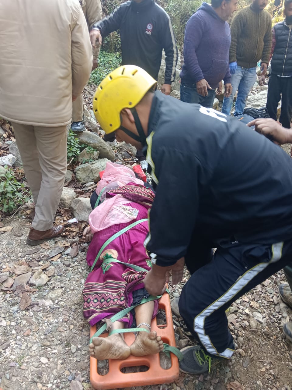 Bhowali: भवाली में दर्शन को जा रहे श्रद्धालुओं की कार दुर्घटनाग्रस्त, तीन की मौत छह घायल, SDRF ने किया रेस्क्यू