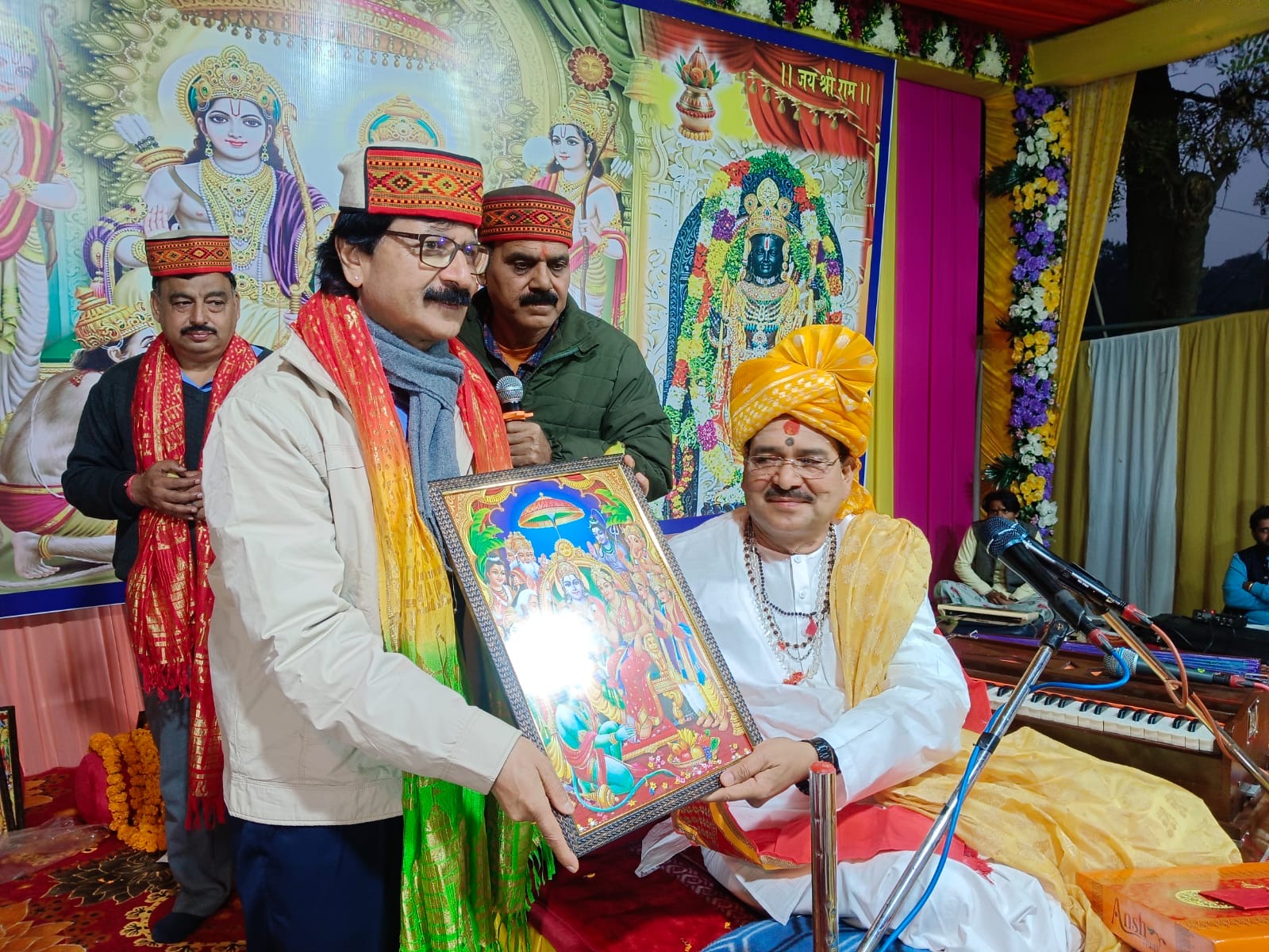 Lalkuan: राम जन्म उत्सव पर भावविभोर हुआ कथा पंडाल, श्रद्धालुओं से उमड़ा आस्था का जनसैलाब