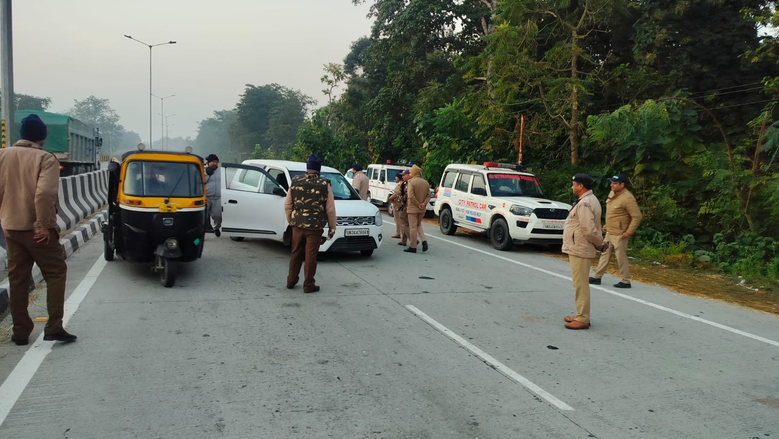 Nainital: नैनीताल पुलिस ने सुबह-सुबह चलाया सघन चेकिंग अभियान