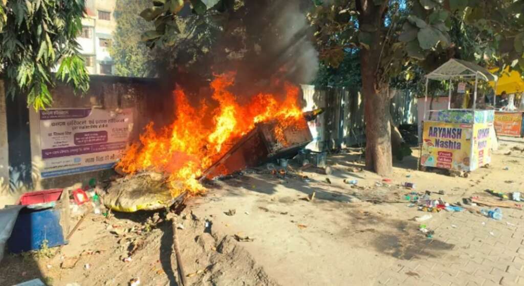 Khatima: खटीमा में चाकूबाजी के बाद बवाल, युवक की मौत से भड़का आक्रोश, पुलिस का लाठीचार्ज
