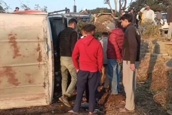Kaladhungi: कालाढूंगी–रामनगर मार्ग के धामोला में निजी बस पलटी, ओवरटेकिंग के दौरान हुआ हादसा