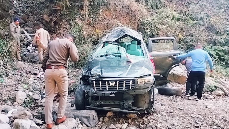 Bhowali: भवाली–अल्मोड़ा राष्ट्रीय राजमार्ग पर दर्दनाक सड़क हादसा में खाई में गिरी कार, तीन की मौत