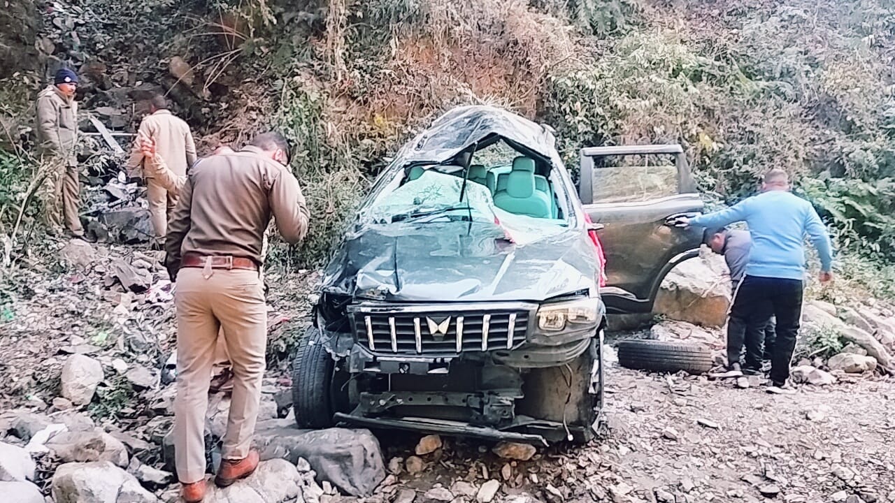 Bhowali: भवाली–अल्मोड़ा राष्ट्रीय राजमार्ग पर दर्दनाक सड़क हादसा में खाई में गिरी कार, तीन की मौत