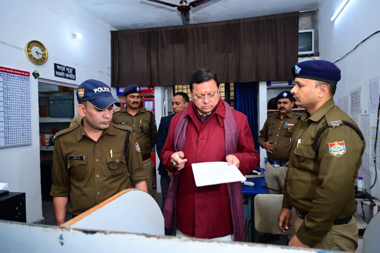 Dehradun: औचक निरीक्षण में मुख्यमंत्री धामी सख़्त, डालनवाला थाने के थानेदार को ड्यूटी से गैरहाजिर पाए जाने पर लाइन हाजिर