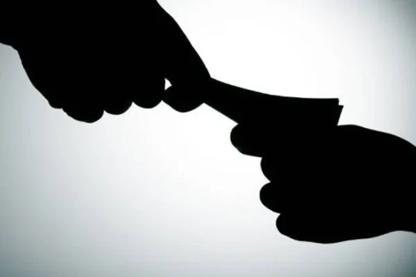 Kotdwar: कोटद्वार में विजिलेंस का शिकंजा, फायर एनओसी के नाम पर रिश्वत लेते लीडिंग फायरमैन रंगे हाथ गिरफ्तार
