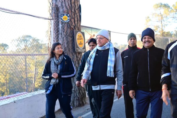 Almora: प्रातःकाल भ्रमण पर निकले मुख्यमंत्री धामी, चाय पर चर्चा कर सरकार के कार्यों का लिया फीडबैक