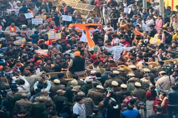 New Delhi: बांग्लादेश में हिंदुओं पर हमलों के खिलाफ उबाल, दिल्ली में हाई कमीशन के बाहर कड़ी सुरक्षा के बीच विरोध प्रदर्शन