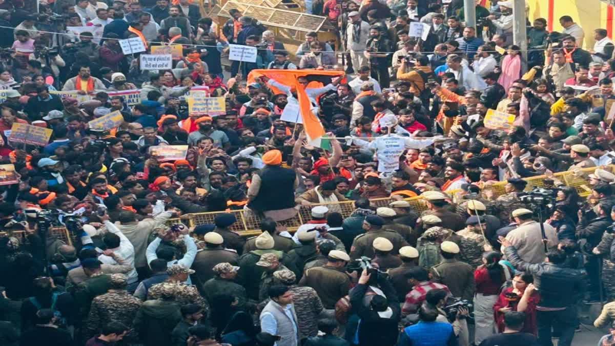 New Delhi: बांग्लादेश में हिंदुओं पर हमलों के खिलाफ उबाल, दिल्ली में हाई कमीशन के बाहर कड़ी सुरक्षा के बीच विरोध प्रदर्शन