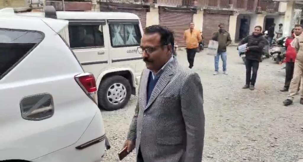 Haldwani: हल्द्वानी तहसील में डीएम रयाल का औचक निरीक्षण, गोपनीय फाइलें निजी लोगों के हाथों में मिलने पर जताई कड़ी नाराजगी