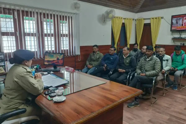 Pithoragarh: मुनस्यारी में पेट्रोल किल्लत उजागर करने पर पत्रकारों को धमकी, संगठनों में रोष