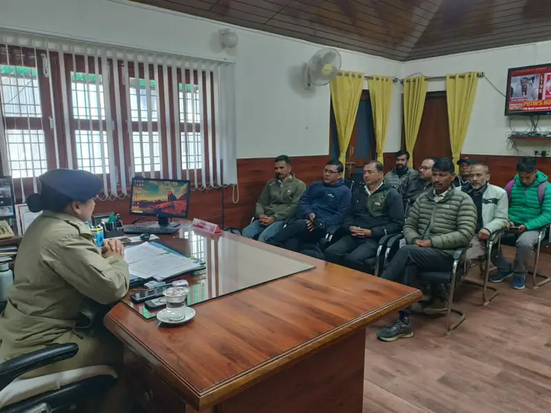 Pithoragarh: मुनस्यारी में पेट्रोल किल्लत उजागर करने पर पत्रकारों को धमकी, संगठनों में रोष