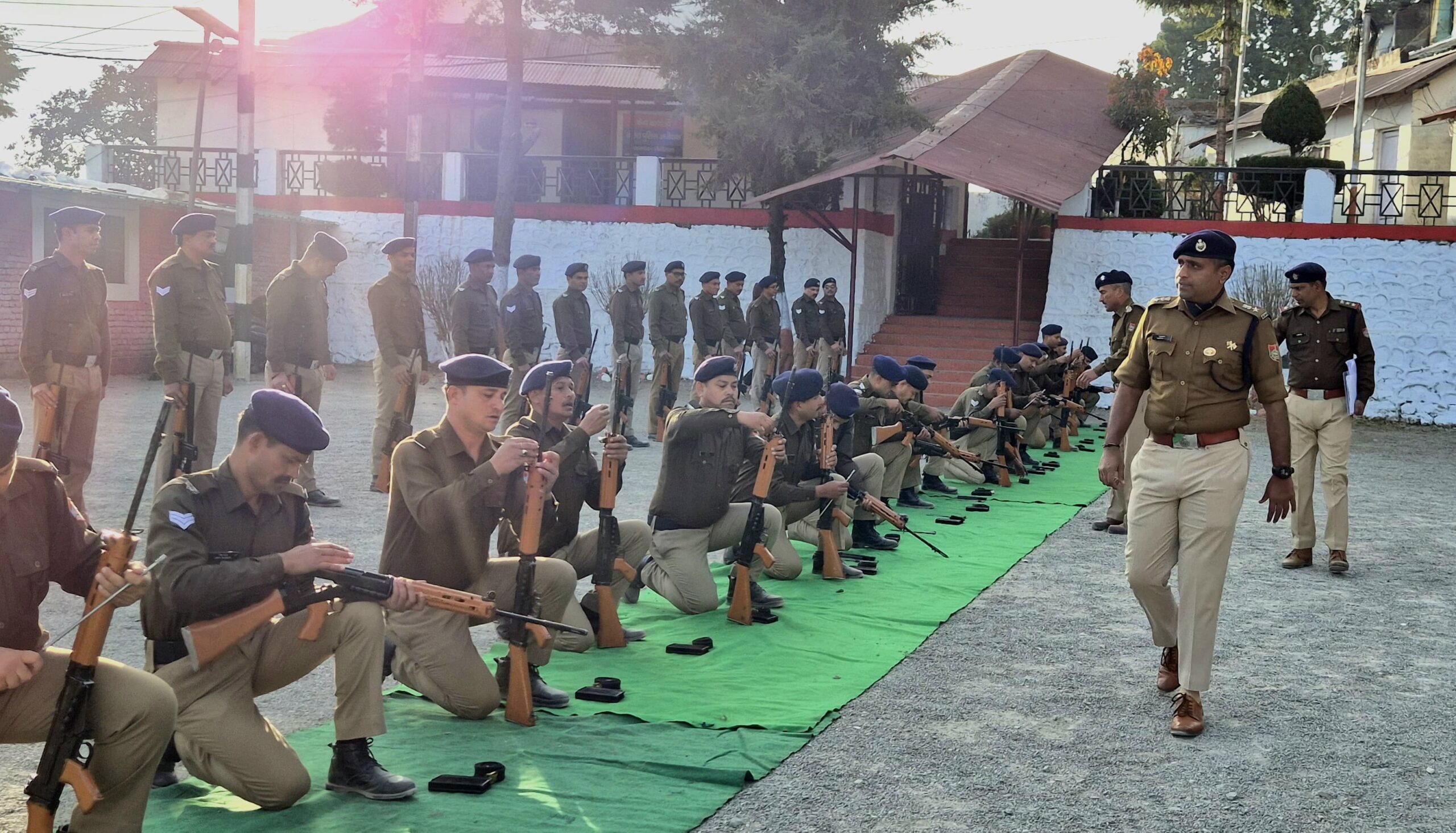 Nainital: पुलिस लाइन नैनीताल में शुक्रवार परेड, एसएसपी ने जवानों की फिटनेस और हथियार संचालन क्षमता का किया आकलन