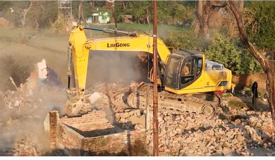 Nainital: नैनीताल पुलिस ने पुछड़ी में अवैध अतिक्रमण हटाया, एसएसपी की सख्त निगरानी में चला बड़ा अभियान