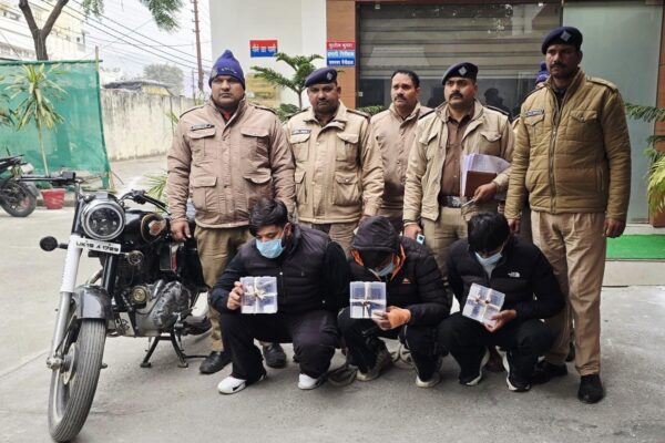Ramnagar: नैनीताल पुलिस का सख्त एक्शन, रामनगर में तमंचे की नोंक पर अपहरण-लूट करने वाले तीन आरोपी गिरफ्तार