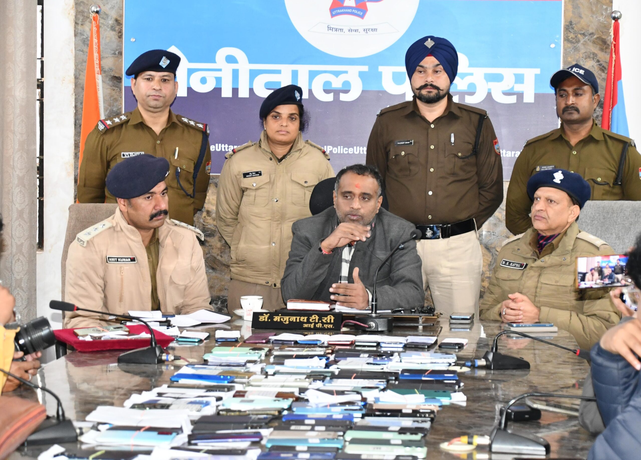 Nainital: नैनीताल पुलिस की उल्लेखनीय कार्रवाई, 206 खोए मोबाइल फोन बरामद कर मालिकों को लौटाए