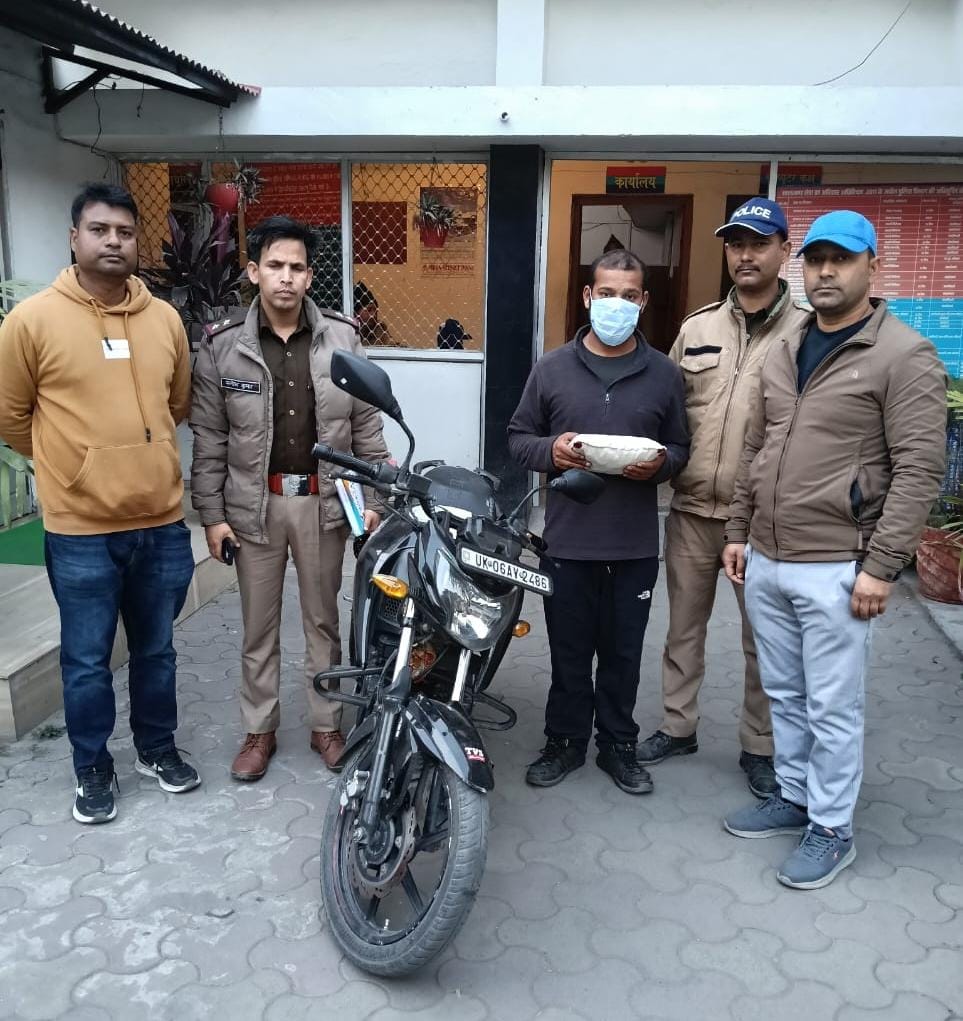 Haldwani: हल्द्वानी में चरस तस्करी पर शिकंजा, 750 ग्राम अवैध चरस के साथ आरोपी गिरफ्तार