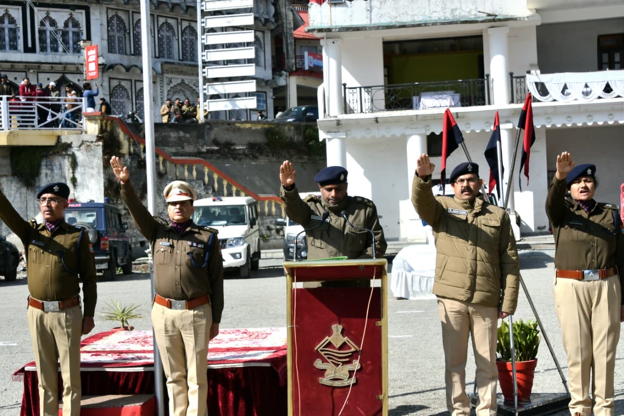 Nainital: नैनीताल में 16वें राष्ट्रीय मतदाता दिवस पर पुलिस कर्मियों को दिलाई गई लोकतंत्र की शपथ