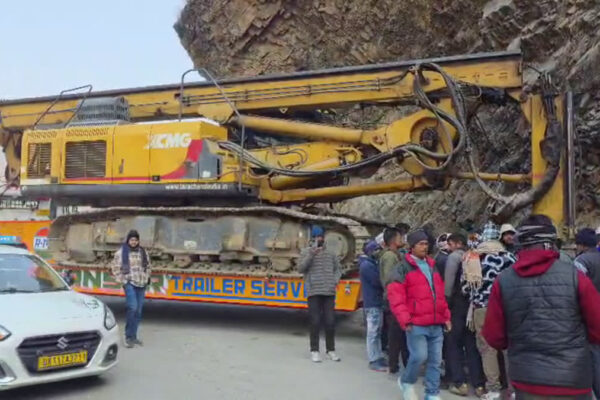 Rudraprayag: रुद्रप्रयाग में बदरीनाथ हाईवे ठप, पोकलैंड लदा ट्रोला फंसने से किलोमीटरों लंबा जाम