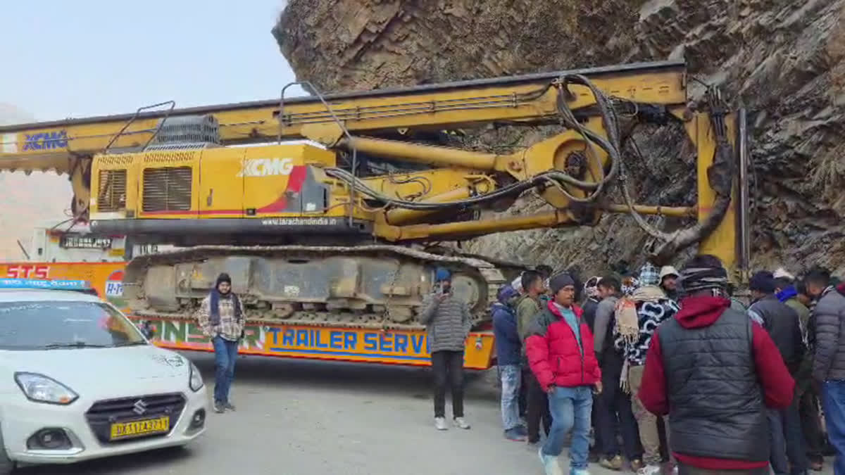 Rudraprayag: रुद्रप्रयाग में बदरीनाथ हाईवे ठप, पोकलैंड लदा ट्रोला फंसने से किलोमीटरों लंबा जाम