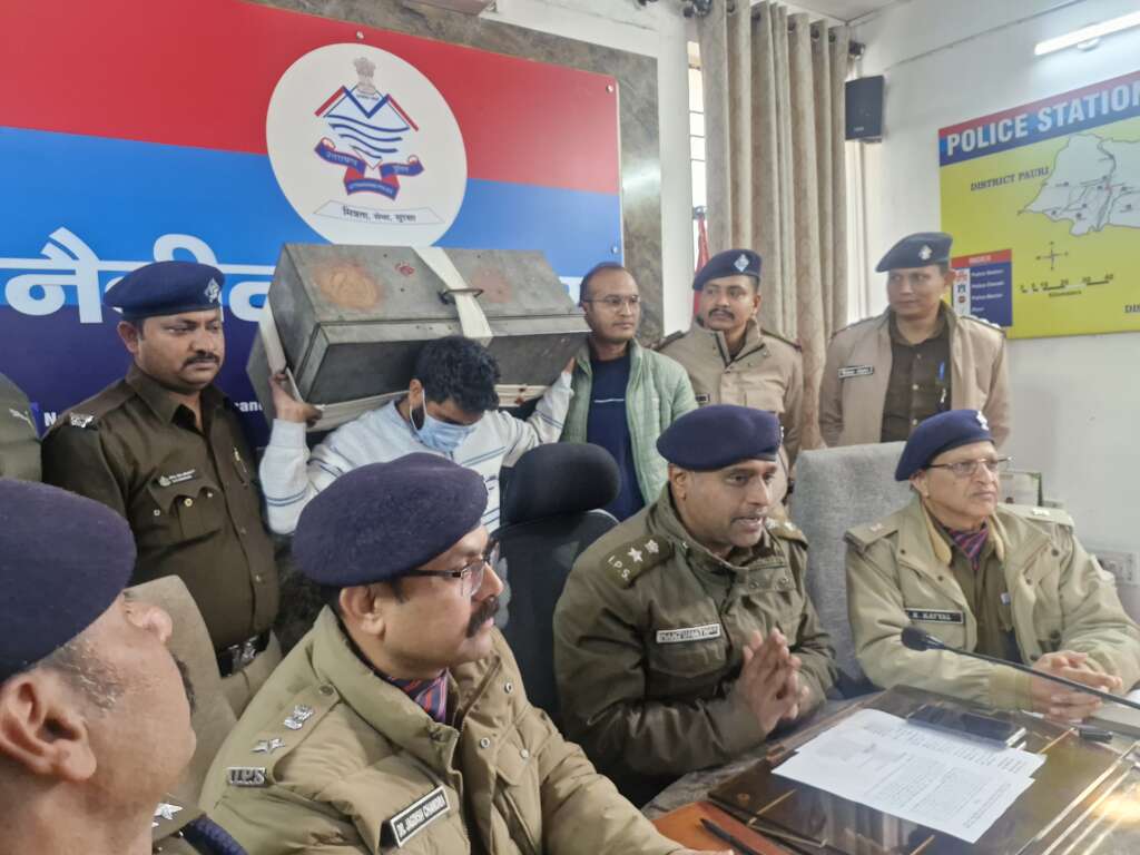 Haldwani: बद्रीपुरा में दिनदहाड़े हुई चोरी का खुलासा, नैनीताल पुलिस ने 08 घंटे में आरोपी दबोच जमीन की रजिस्ट्री व जेवरात से भरा बक्सा किया बरामद