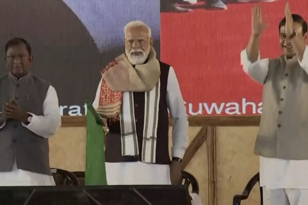 Assam: नागांव में पीएम मोदी ने दो अमृत भारत एक्सप्रेस को दिखाई हरी झंडी, काजीरंगा एलिवेटेड कॉरिडोर की रखी आधारशिला