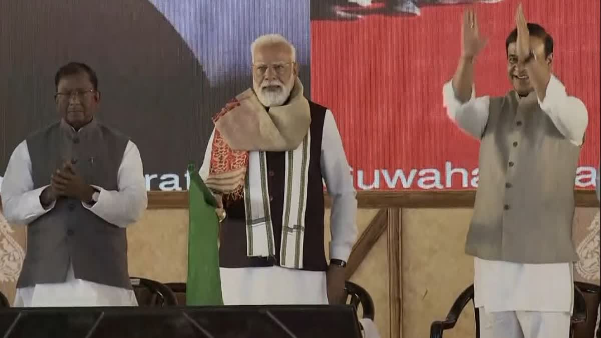Assam: नागांव में पीएम मोदी ने दो अमृत भारत एक्सप्रेस को दिखाई हरी झंडी, काजीरंगा एलिवेटेड कॉरिडोर की रखी आधारशिला