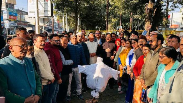 Haldwani: प्राचीन मंदिरों की तोड़फोड़ के विरोध में कांग्रेस का आक्रोश, हल्द्वानी में भाजपा सरकार का पुतला दहन