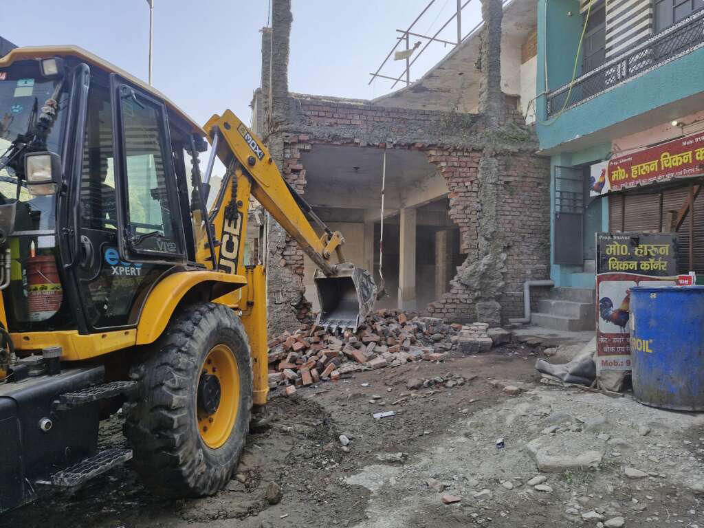 Haldwani: हल्द्वानी में गौला पुल से नरीमन चौराहे तक सड़क चौड़ीकरण, अतिक्रमण हटाने को प्रशासन की सख्त कार्रवाई