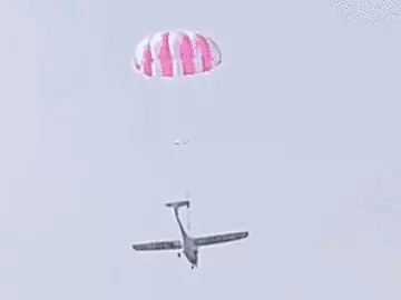 Prayagraj: प्रयागराज में वायुसेना का ट्रेनिंग एयरक्राफ्ट तालाब में क्रैश, पैराशूट से कूदकर दोनों पायलट सुरक्षित