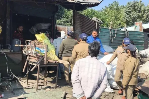 Lalkuan: लालकुआं में वन भूमि अतिक्रमण पर सख्त कार्रवाई, ट्रांसपोर्ट नगर में 135 दुकानों पर लगे लाल निशान