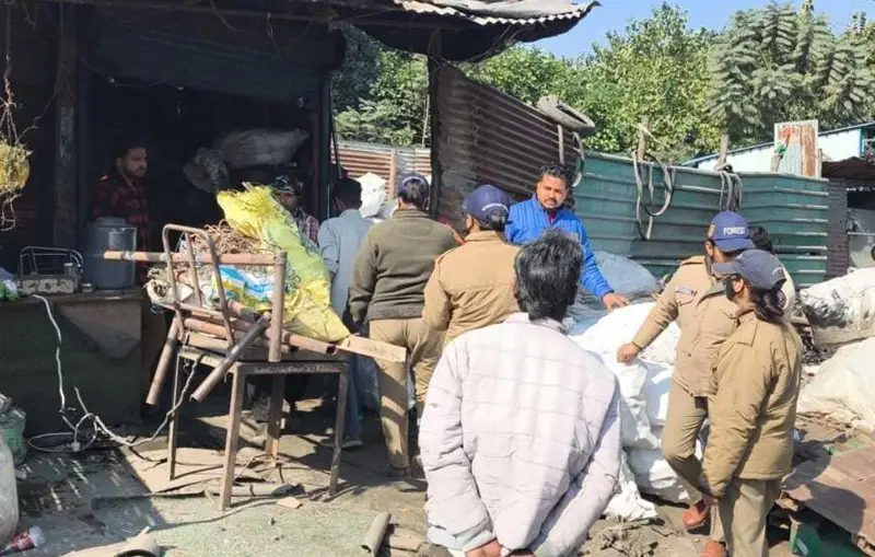 Lalkuan: लालकुआं में वन भूमि अतिक्रमण पर सख्त कार्रवाई, ट्रांसपोर्ट नगर में 135 दुकानों पर लगे लाल निशान