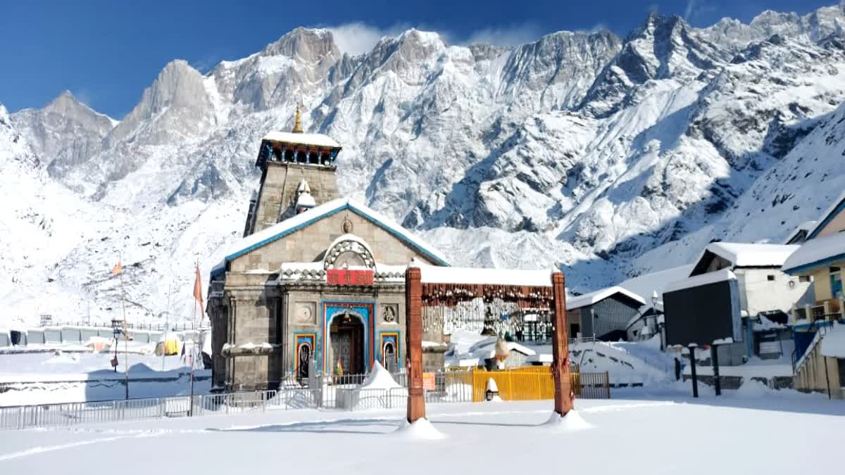 Rudraprayag: भीषण बर्फबारी से केदारघाटी ठप, चार फीट बर्फ के बीच पुलिस और आईटीबीपी डटी