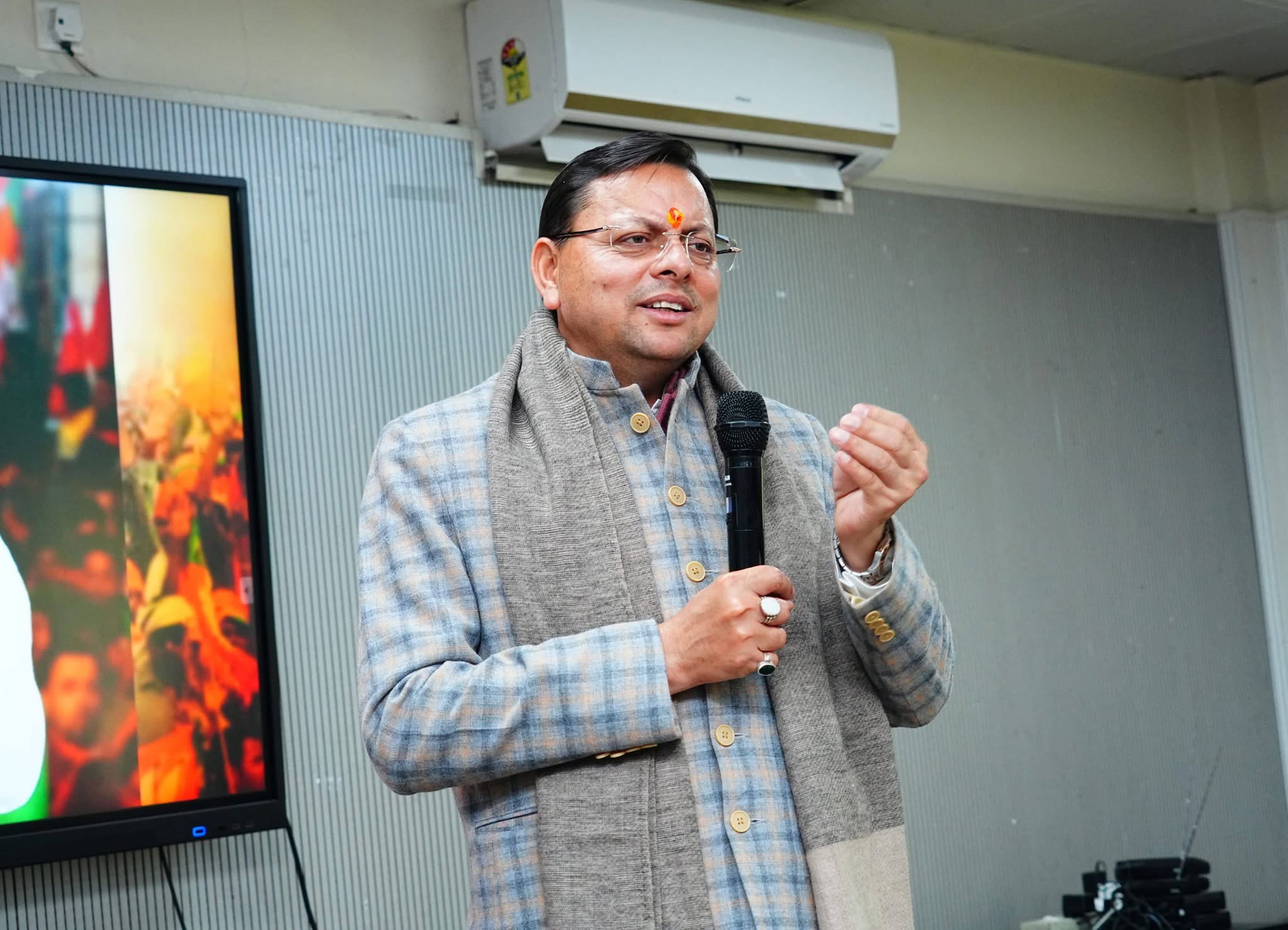Dehradun: मुख्यमंत्री धामी ने सुना मन की बात का 130वां एपिसोड, एआई और समान कानून पर रखा राज्य सरकार का दृष्टिकोण