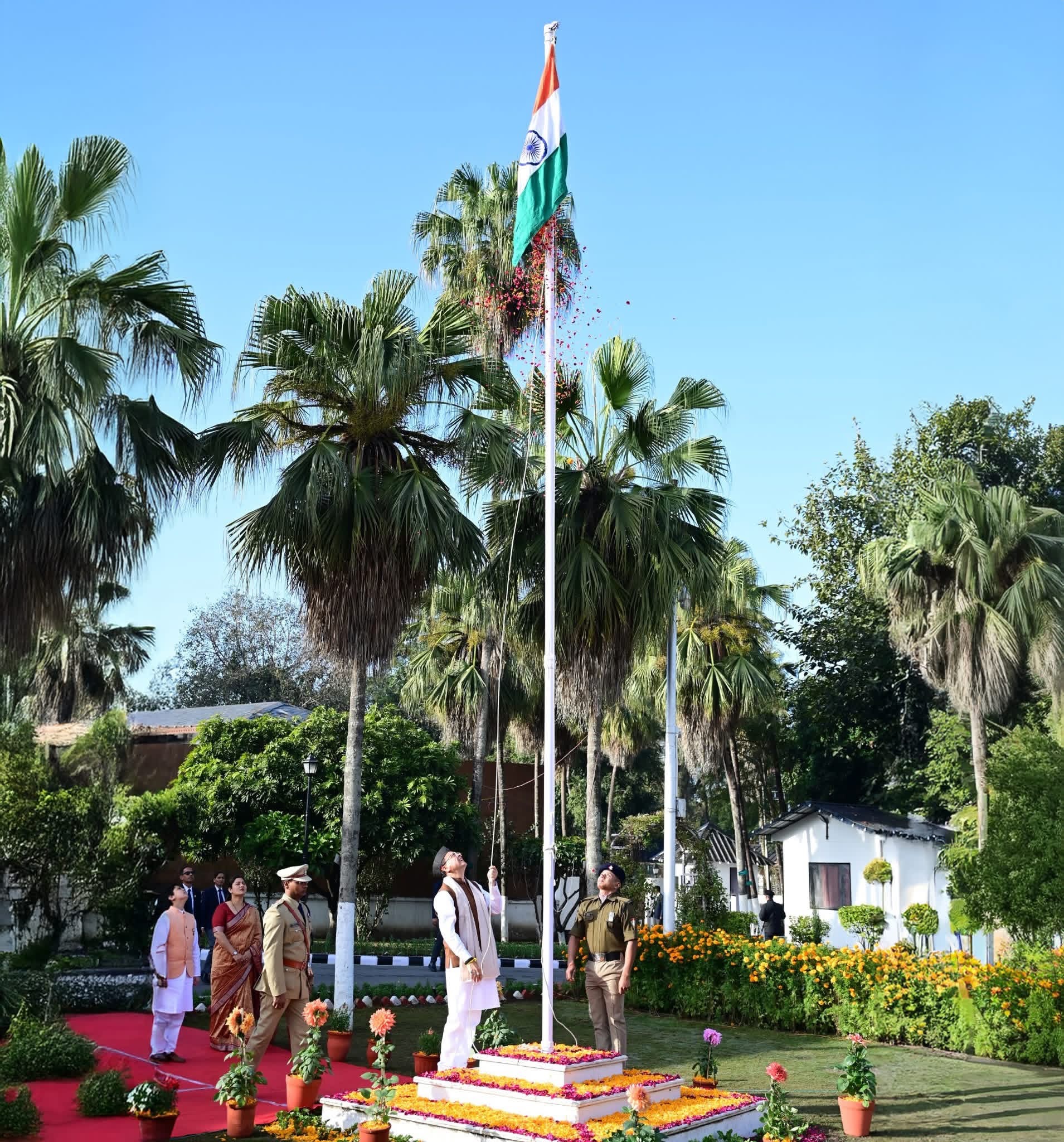 Dehradun: मुख्यमंत्री पुष्कर सिंह धामी ने 77वें गणतंत्र दिवस पर मुख्यमंत्री आवास में फहराया राष्ट्रीय ध्वज, संविधान की उद्देशिका की दिलाई शपथ
