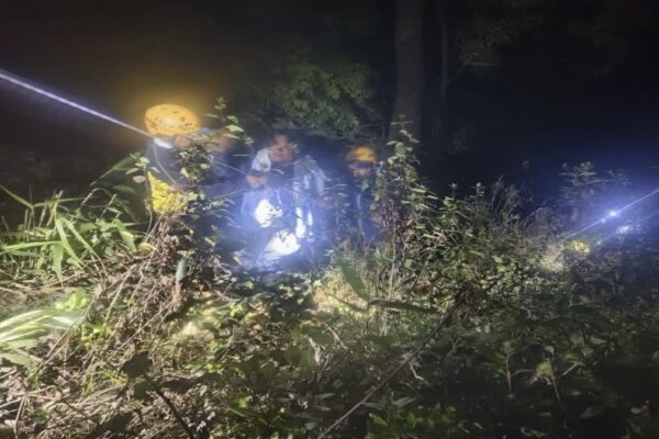 Champawat: चंपावत में देर रात सड़क हादसा, बर्फबारी देखने आए यूपी के पर्यटकों की एक्सयूवी खाई में गिरी
