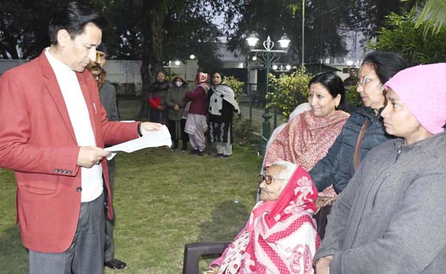 Haldwani: हल्द्वानी जनसुनवाई में आयुक्त दीपक रावत सख्त, भूमि विवाद से लेकर फर्जी प्रमाण पत्र और 38वें राष्ट्रीय खेलों के बकाया भुगतान पर त्वरित कार्रवाई