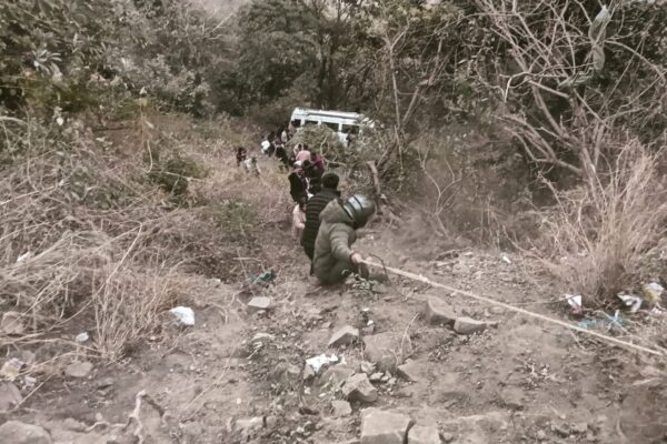 Bhimtal: भीमताल के बोहरकून में बड़ा हादसा, खाई में गिरे टेंपो ट्रैवलर से 27 यात्रियों का सफल रेस्क्यू