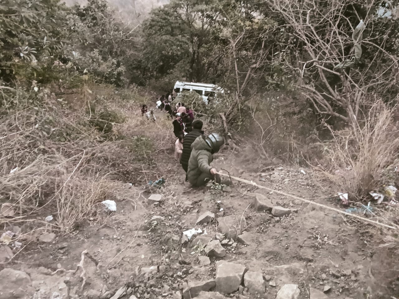 Bhimtal: भीमताल के बोहरकून में बड़ा हादसा, खाई में गिरे टेंपो ट्रैवलर से 27 यात्रियों का सफल रेस्क्यू
