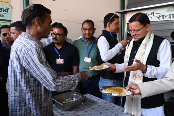 Haldwani: मुख्यमंत्री पुष्कर सिंह धामी बने ‘थालसेवक’, हल्द्वानी की थाल सेवा में परोसा भोजन
