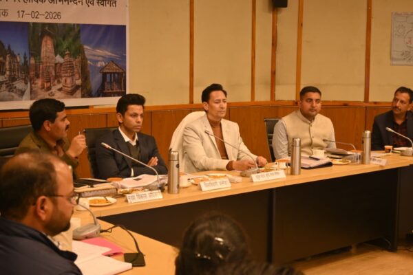 Almora: अल्मोड़ा में कुमाऊँ आयुक्त दीपक रावत की सख्त समीक्षा, योजनाओं का लाभ अंतिम व्यक्ति तक पहुंचाने के निर्देश