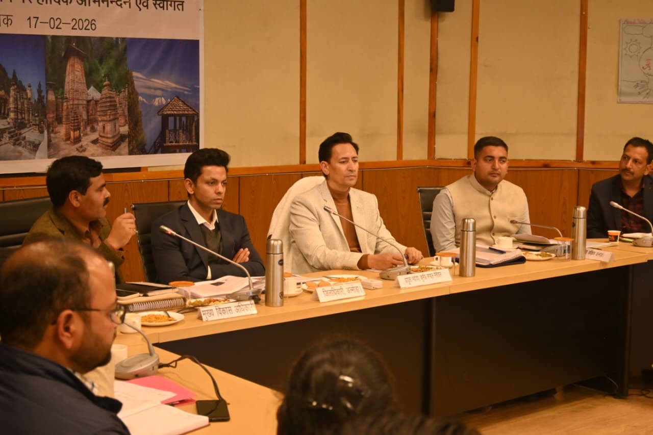 Almora: अल्मोड़ा में कुमाऊँ आयुक्त दीपक रावत की सख्त समीक्षा, योजनाओं का लाभ अंतिम व्यक्ति तक पहुंचाने के निर्देश