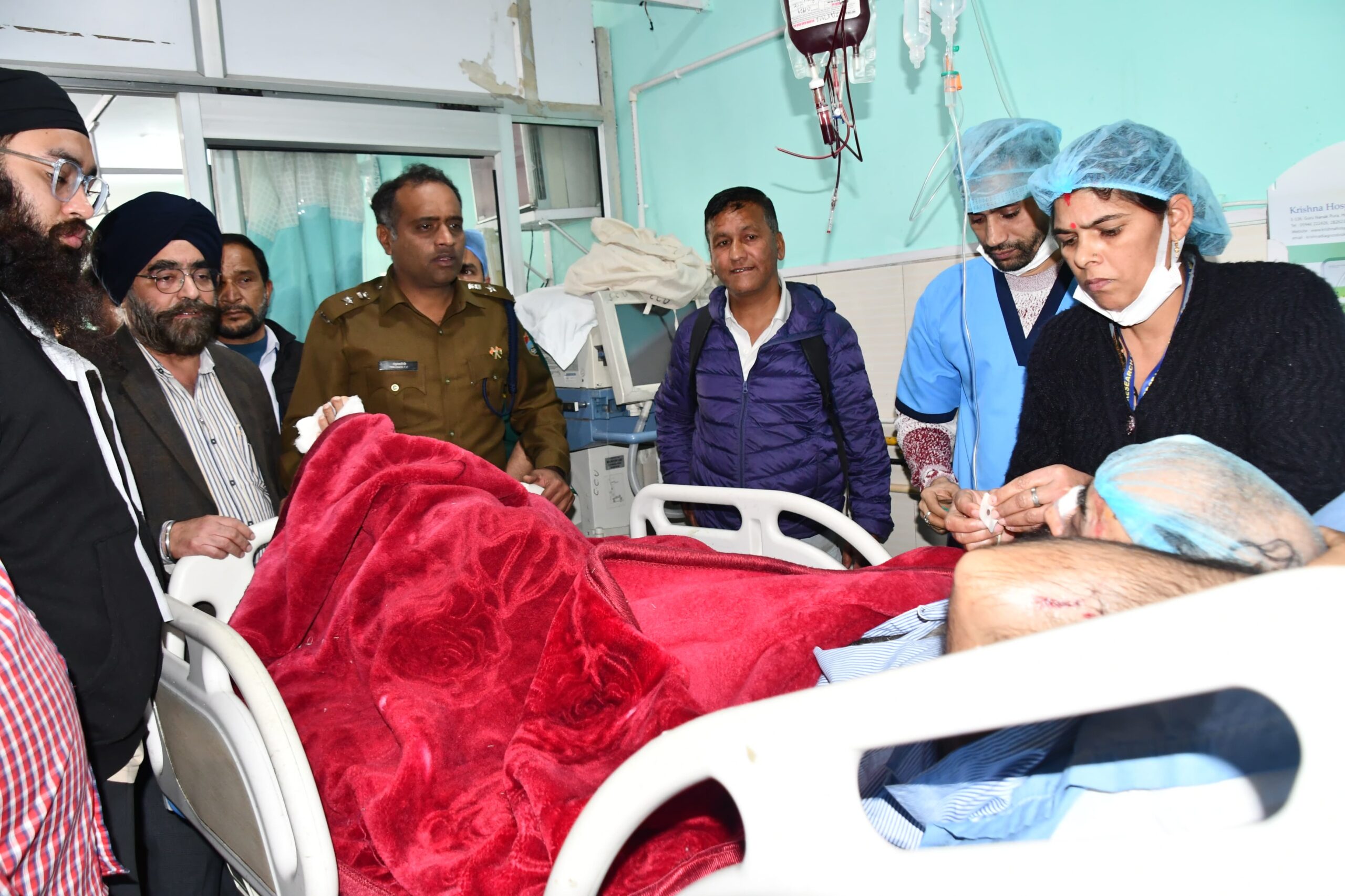 Haldwani: कृष्णा हॉस्पिटल के मैनेजर डॉ. हरभजन सिंह को टक्कर मारने वाले बाइक सवार पर केस दर्ज, एसएसपी नैनीताल ने ठंडी सड़क पर स्पीड ब्रेकर की कराई मार्किंग