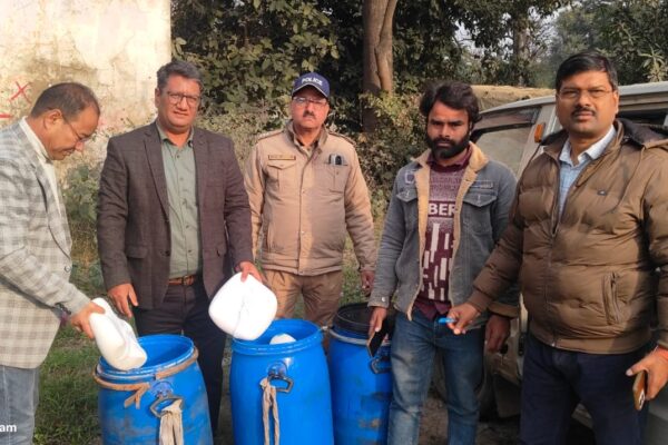 Ramnagar: जिलाधिकारी ललित मोहन रयाल के निर्देश पर होली से पहले खाद्य आपूर्ति वाहनों की सघन चेकिंग, रामनगर में आधा कुंतल दूषित पनीर नष्ट
