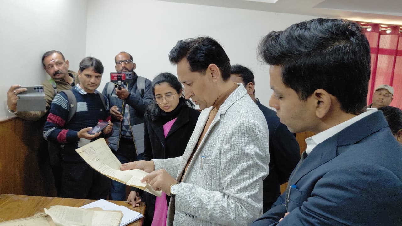 Almora: अल्मोड़ा कलेक्ट्रेट निरीक्षण में कमिश्नर दीपक रावत सख्त, लंबित वादों के समयबद्ध निस्तारण और रिकॉर्ड डिजिटलीकरण के निर्देश