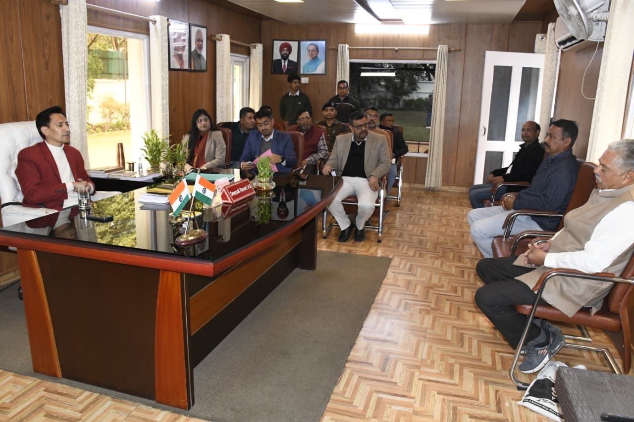 Haldwani: जनसुनवाई में आयुक्त दीपक रावत की सख़्त कार्यवाही, भूमि धोखाधड़ी से जाम तक पर त्वरित समाधान