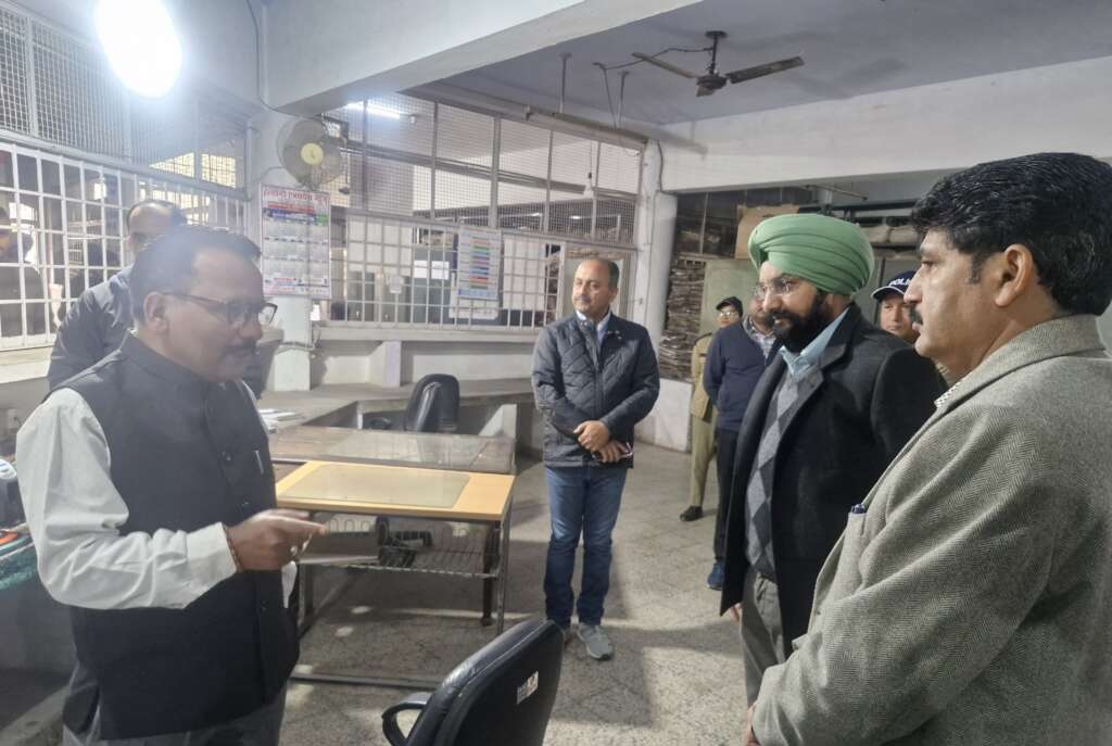 Haldwani: हल्द्वानी आरटीओ में डीएम ललित मोहन रयाल की औचक छापेमारी, दलालों में मचा हड़कंप